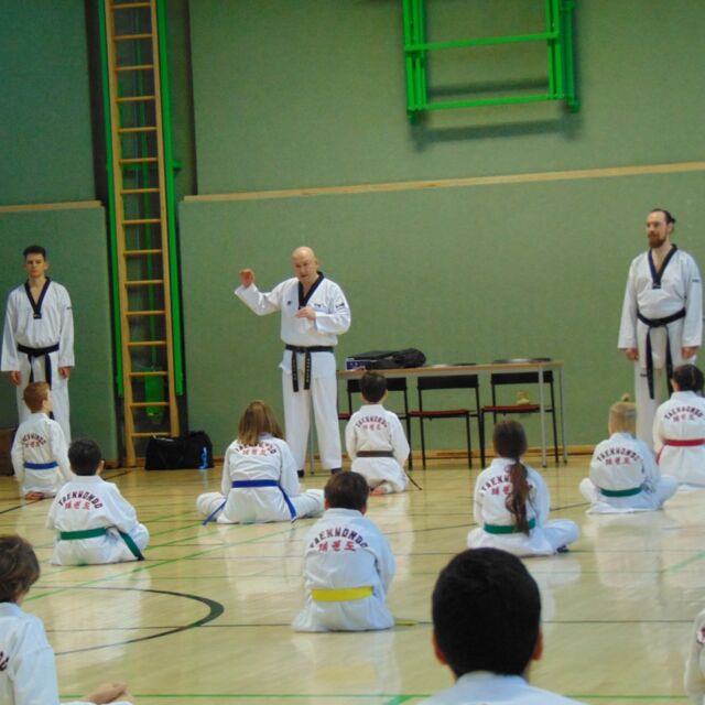 Fotos von unserer kürzlichen Gürtelprüfung 🥋

Du willst mit uns trainieren? ➡️ taekwondo4life.at bzw. Info in Bio
----------------------------------------------------------------
#gürtelprüfung #pasching #sport #kampfsport #kampfkunst  #taekwondomylife #taekwondo #taekwondopromotionkick #wttkd #wt #kukkiwon #kukkiwoncertified #tkd #taekwondotraining #fitness #kick #sidekick #dojo #dobok #taekwondoallday #taekwondofighter #taekwondoin #taekwondoteam #taekwondowon #fitness